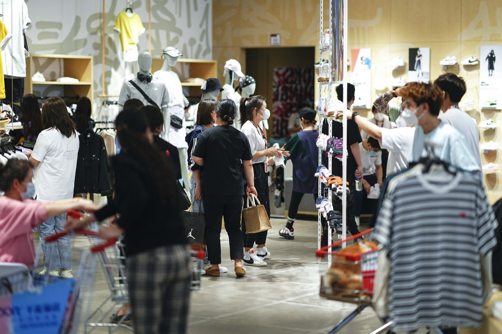 5月28日，市民在长春市一家大型商场内购物。