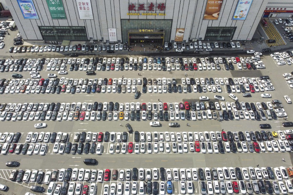 5月28日拍摄的长春市一家大型商场的停车场（无人机照片）。