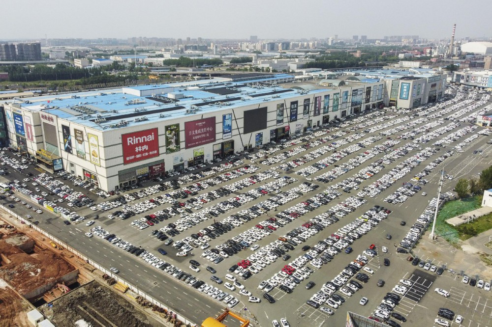 5月28日拍摄的长春市一家大型商场的停车场（无人机照片）。