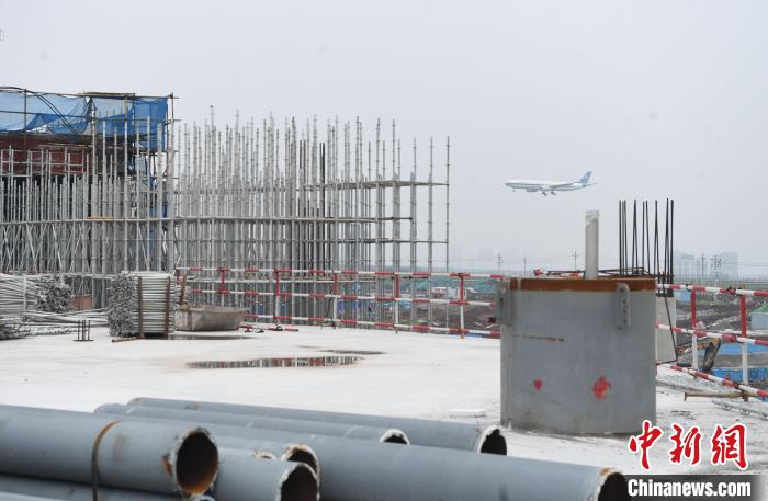 重庆江北国际机场T3B航站楼混凝土主体结构实现全面封顶。　陈超 摄