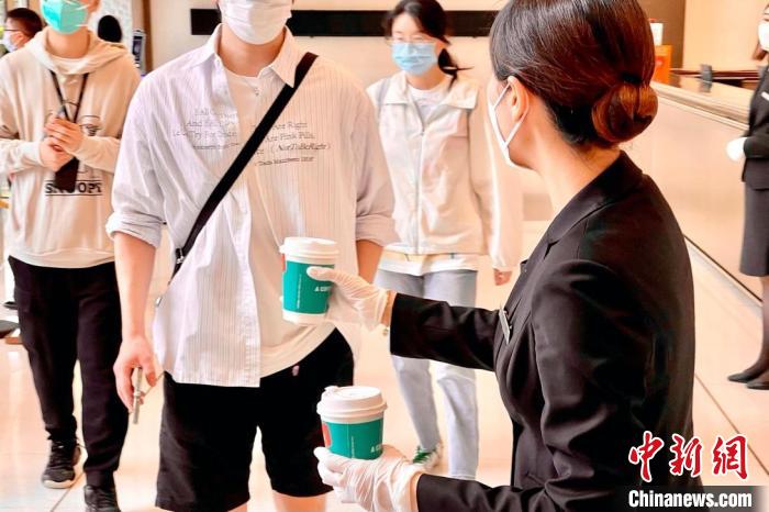 BFC外滩金融中心写字楼为复工租户提供暖心咖啡。　复星供图