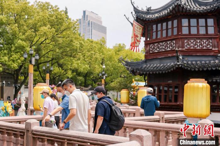 豫园商城全面复工，市民实名预约入园后，走上久违的九曲桥。　复星供图