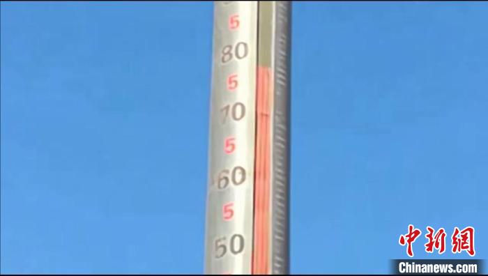 新疆火焰山景区“金箍棒”温度高达80摄氏度吸引游人围观