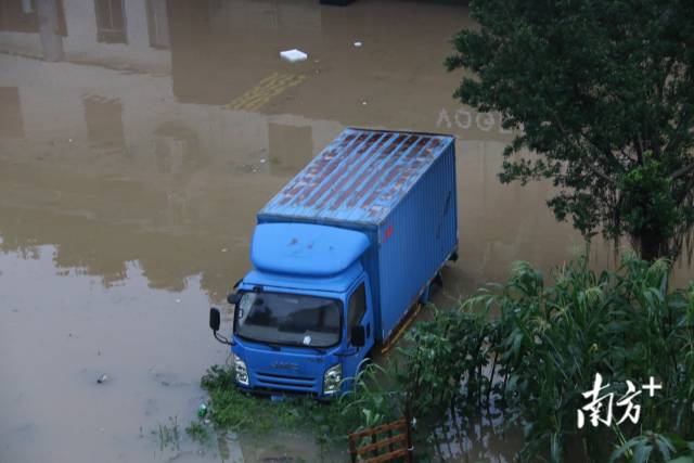 在城南防洪堤内堤，一辆货车受浸。陈咏怀 摄