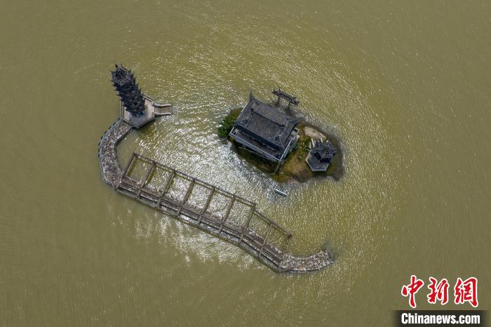 江西鄱阳湖水位持续上涨落星墩如“水中楼阁”