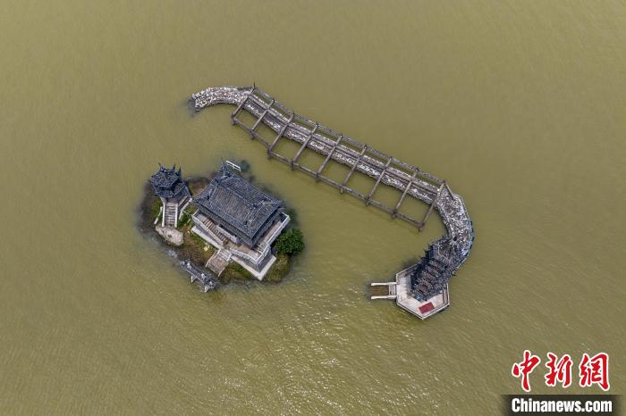 航拍江西九江庐山市境内的千年石岛“落星墩”淹没在浩渺的鄱阳湖水中。　马刚 摄