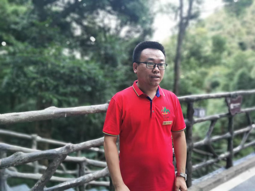 安远三百山景区经营管理有限公司常务副总经理潘东风接受采访。宋江云 摄