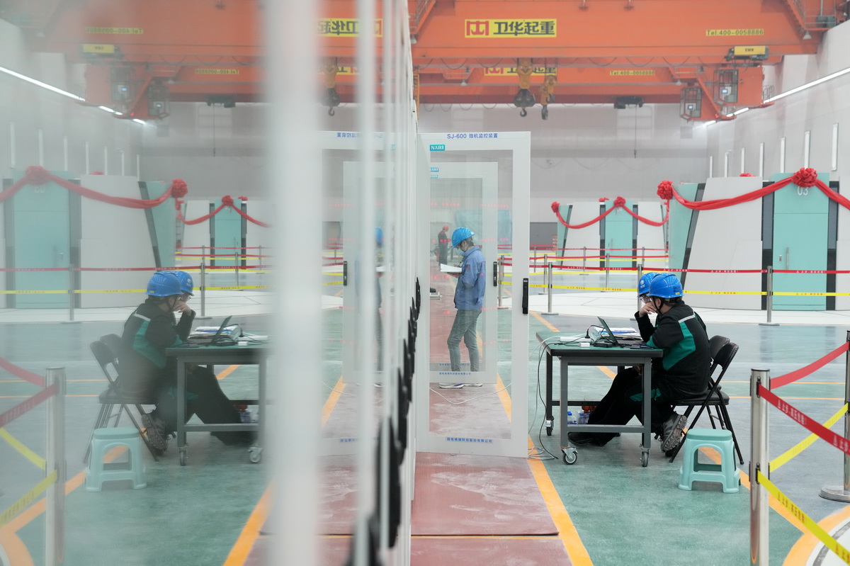 6月29日，工作人员在国网新源黑龙江荒沟抽水蓄能电站地下厂房中进行操作记录。