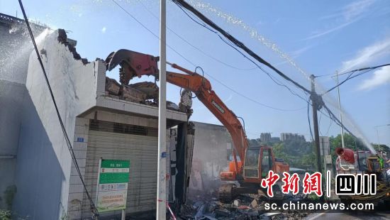 依法拆除。江涛 摄