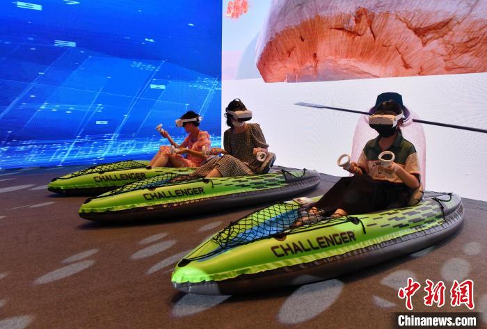 图为市民体验VR划艇。　吕明 摄