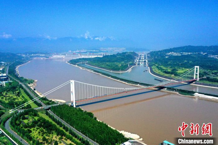 西陵长江大桥是连接三峡坝区左右岸的主要通道 汤伟 摄