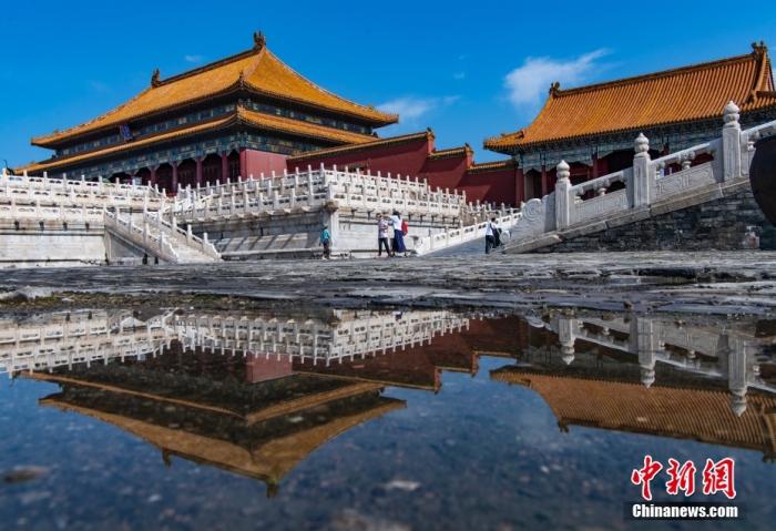 资料图：北京雨过天晴，故宫博物院内太和殿与水中倒影形成“镜像”。 <a target='_blank' href='/'>中新社</a>记者 侯宇 摄