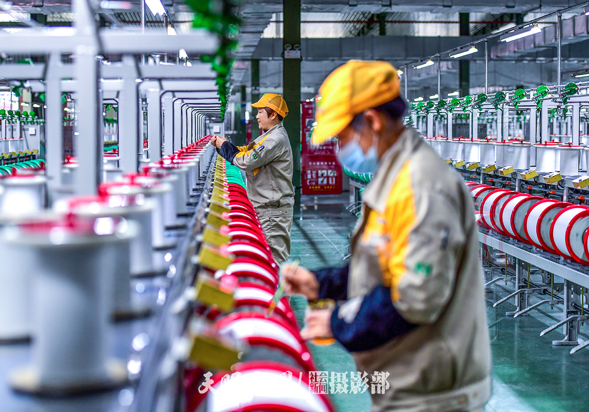 1 位于贵安新区的恒力（贵阳）产业园，生产线上的5000余台纺织设备高速运转，全流程信息化、数据化管理。.jpg