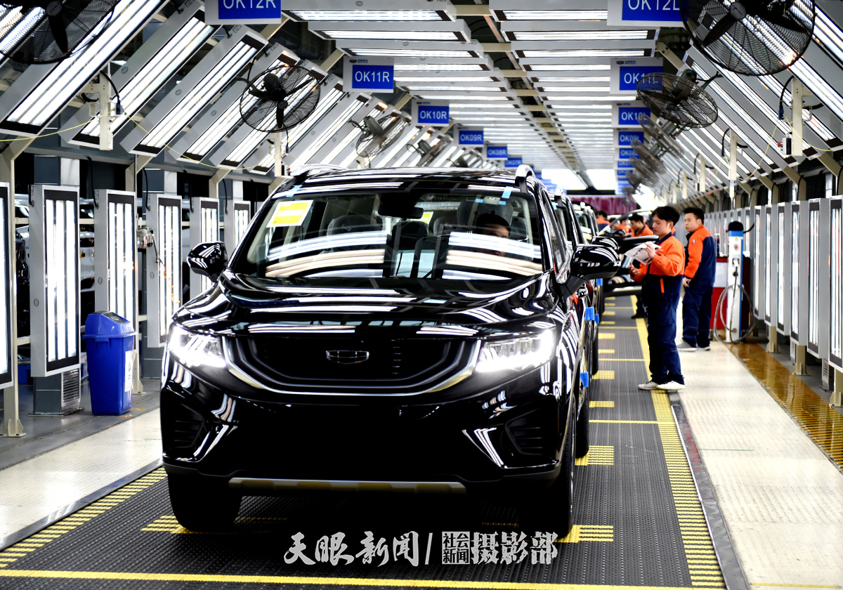 5 贵阳吉利汽车智慧工厂自动跟踪预警、自动排产调度、故障自动推送，五种车型可同时混线生产.jpg