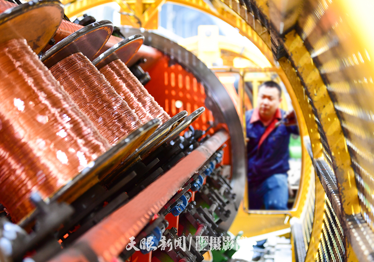 15 工人在玉蝶电气工业生产基地电线电缆智能生产车间，观察54盘框式绞线机运行情况。 陈慧 摄 DSC_5989.jpg