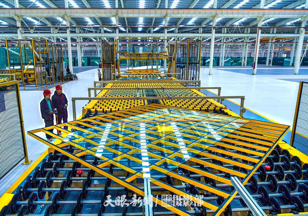 18 贵州黔玻永太新材料有限公司，是集玻璃研发、制造、加工和销售为一体的省级“千企改造”工程龙头企业。工人在玻璃自动生产线上作业.jpg