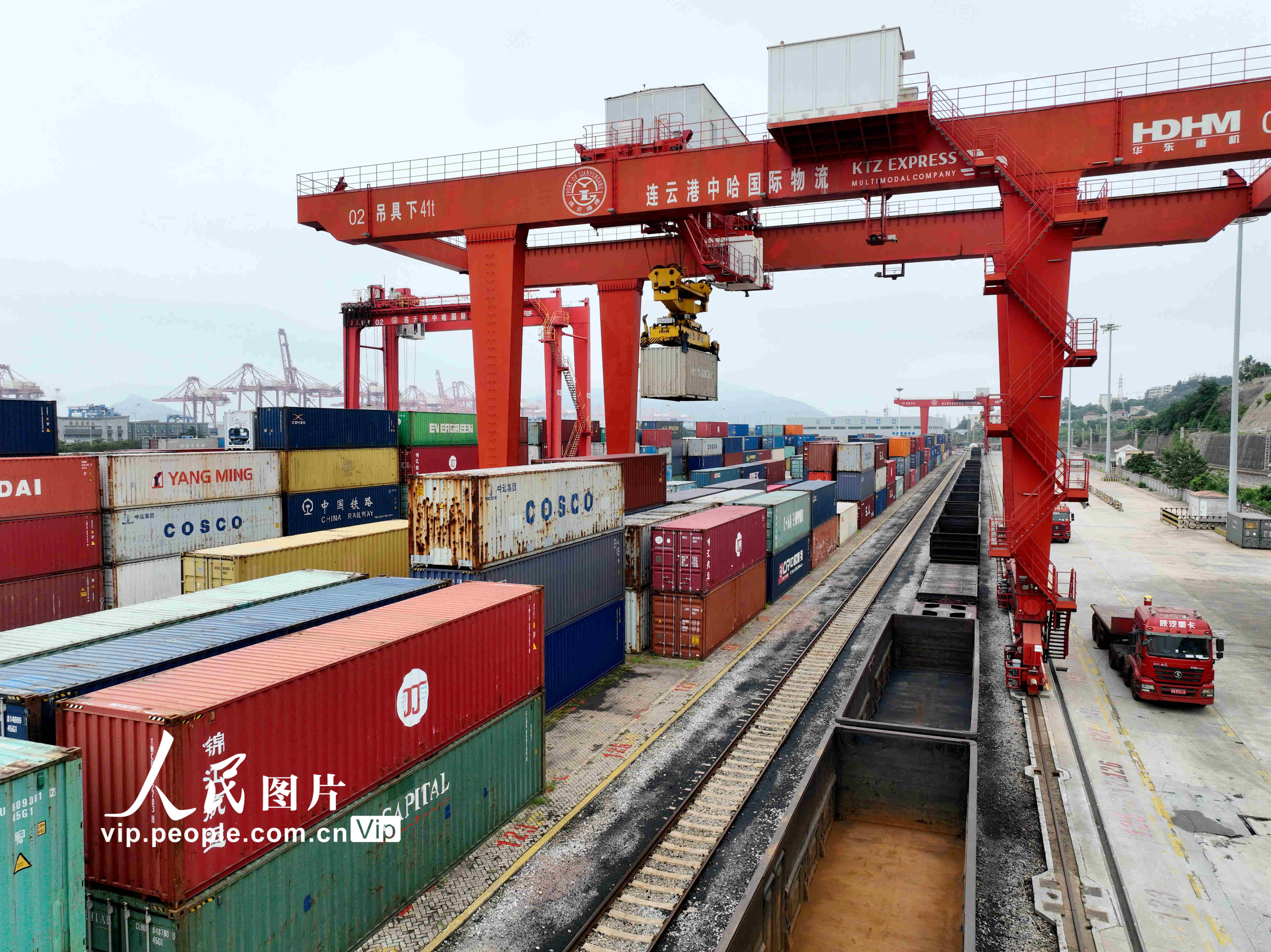 2022年8月10日，在江苏连云港中哈物流基地，大型机械正往国际班列吊装集装箱。