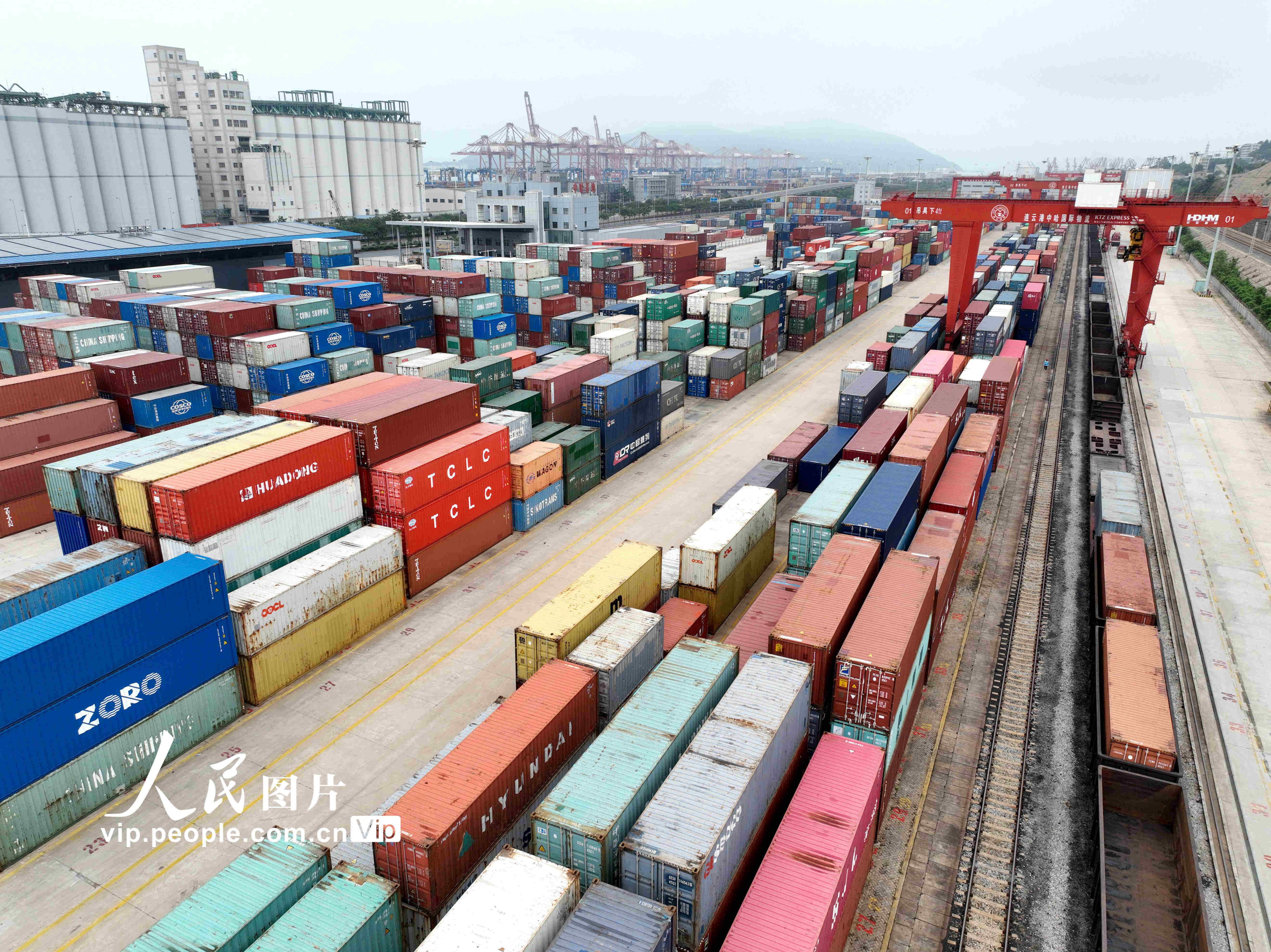 2022年8月10日，在江苏连云港中哈物流基地，大型机械正往国际班列吊装集装箱。