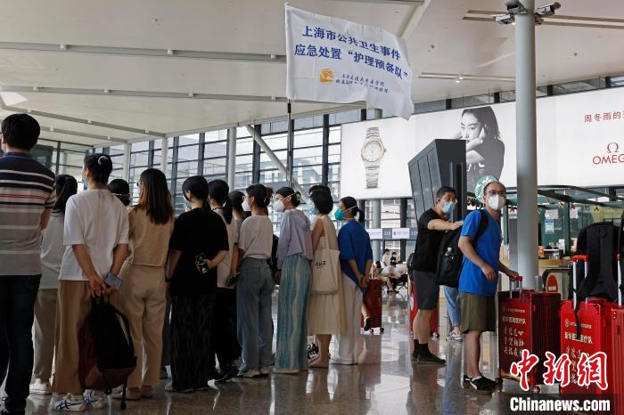 上海援琼医疗队医护人员在虹桥机场T2航站楼内等待出发。　殷立勤 摄