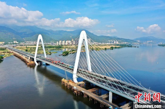 图为白龙洲大桥的建成通车，为福州市新增一条闽江跨江大通道。　王立强 摄