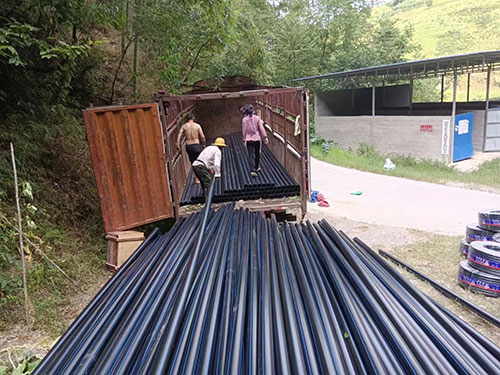 15天!宜宾筠连县团林苗族乡成功接通民生饮用水_fororder_饮水工程水管运输现场-摄影-杜云