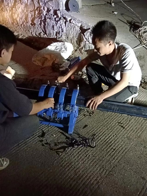 15天!宜宾筠连县团林苗族乡成功接通民生饮用水_fororder_施工人员连夜安装水管-摄影-杜云