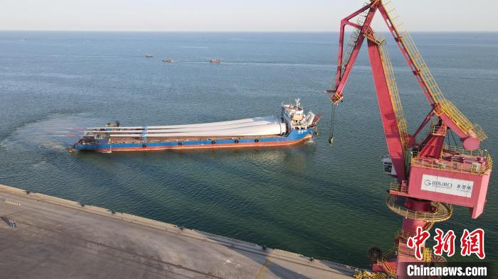 首船107米长的风电叶片在山东港口东营港广利港区平稳完成装船作业，运往渤中风场安装。　 封富璘 摄