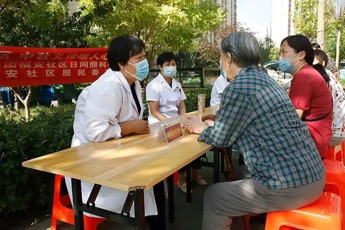 资料图：河北沧州“医院进社区”活动，服务老年人。