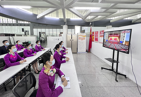 重庆西站动车队学习室，乘务人员集中收看中国共产党第二十次全国代表大会开幕会直播。通讯员 艾学兵 摄