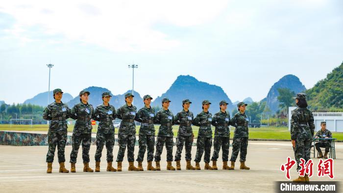 女兵正在进行单个军人队列动作会操。　柯江涛 摄
