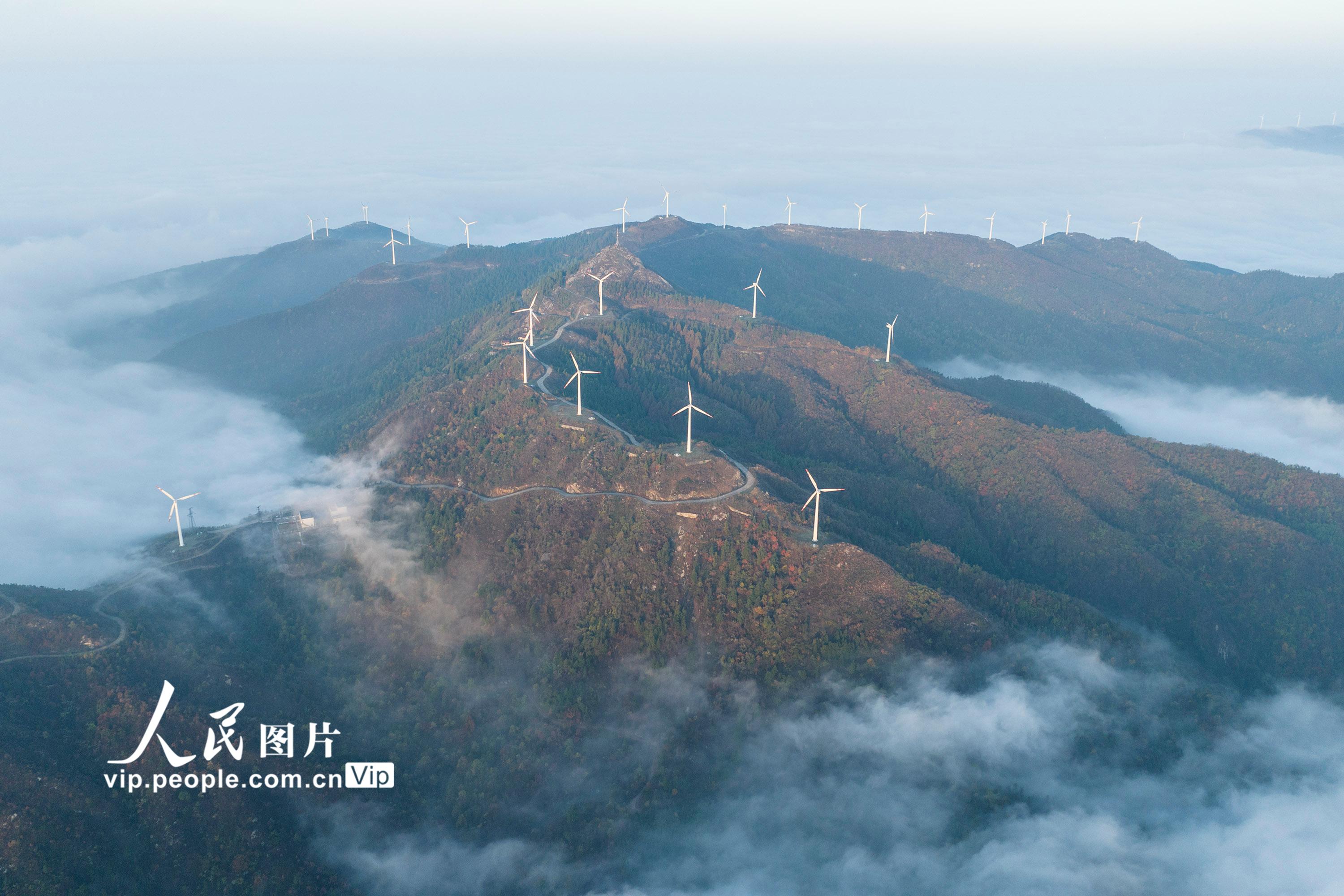湖北省孝感市大悟县吕王镇仙居顶的风力发电机与云海相映成景。