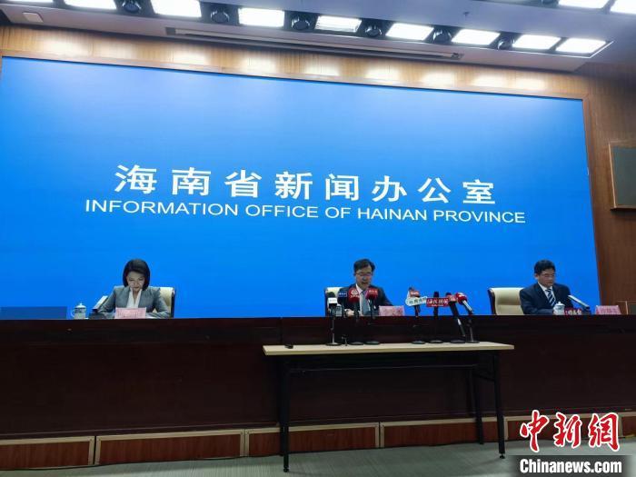 海南省新闻办公室18日举行新闻发布会，通报11月6日以来海南疫情情况，图为发布会现场。　张月和 摄