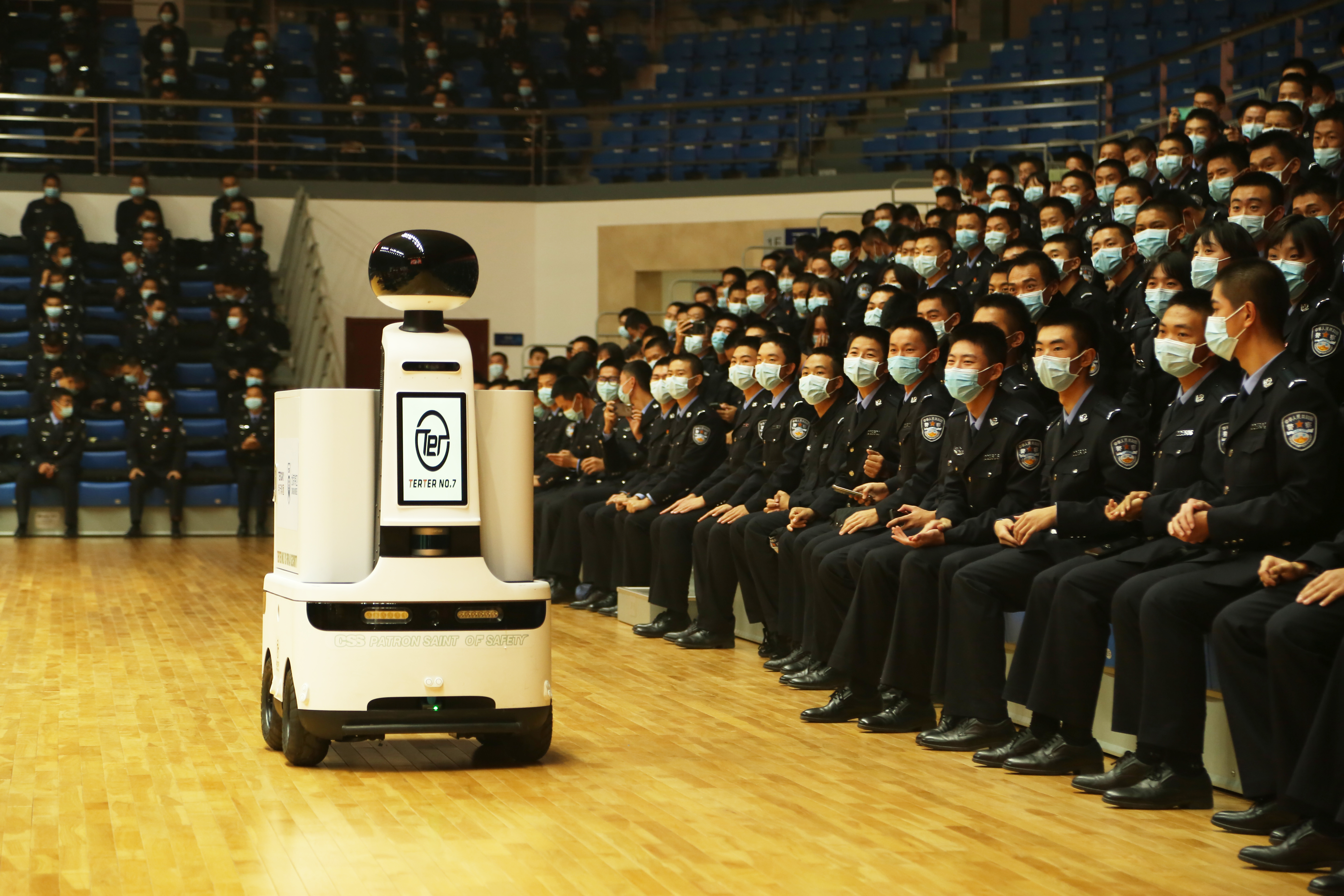 特巡安防机器人特别见证中国人民公安大学第三届（TBM杯）武术搏击争霸赛