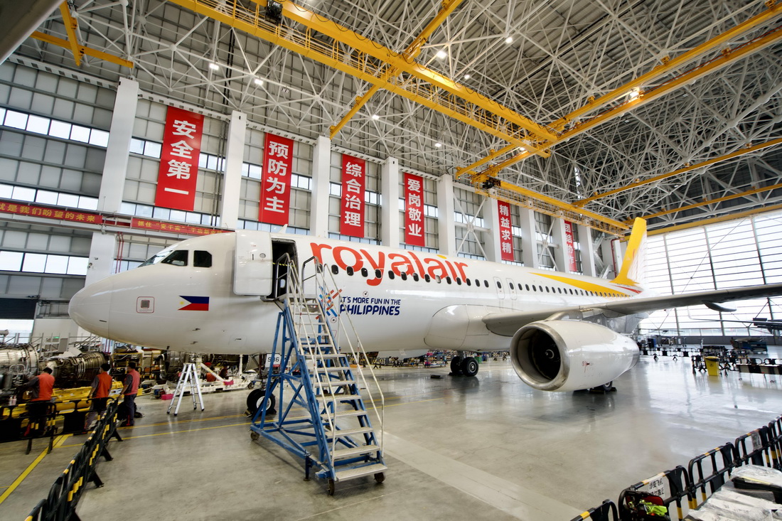 11月23日，海航技术旗下大新华飞机维修服务有限公司的机务维修人员对进境飞机进行检修。 新华社发