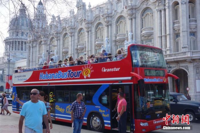 "资料图：一辆旅游观光车停在古巴哈瓦那市区。<a