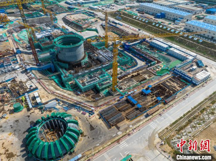11月25日，在海南核电基地，“玲龙一号”全球首堆工程稳步推进。图为航拍“玲龙一号”施工现场。　李天平 摄