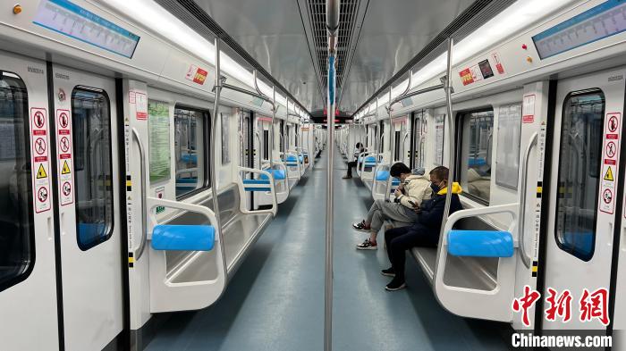 图为市民乘坐重庆轨道交通出行。　肖江川 摄