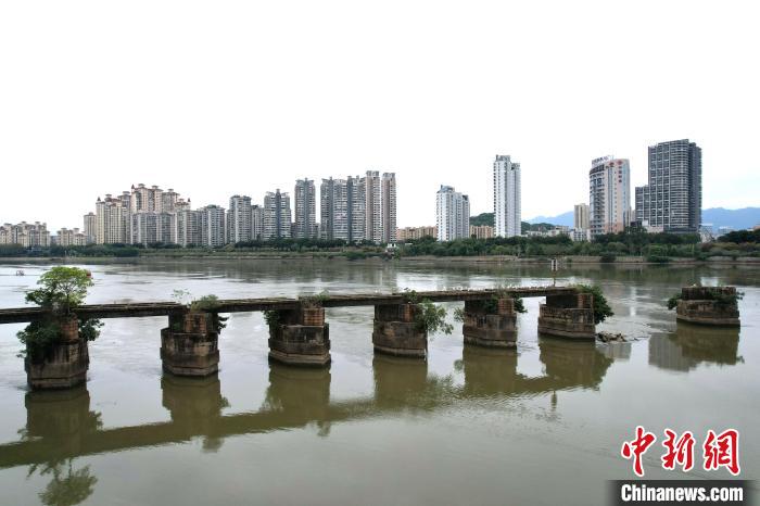 航拍福州闽江上的洪山古断桥
