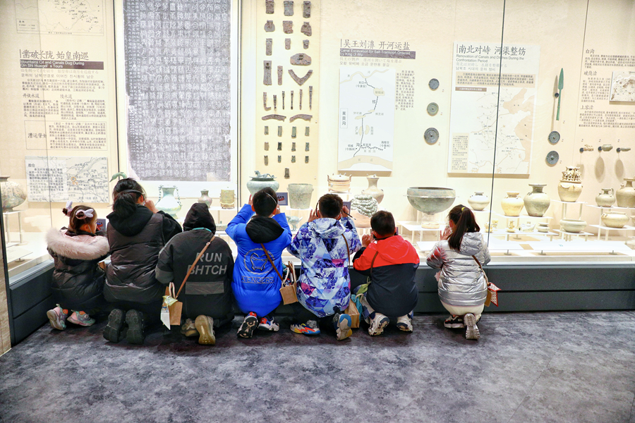 孩子们参观中国大运河博物馆。柏尚高摄