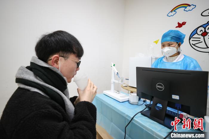 12月13日，贵阳南明区小车河街道一卫生服务中心内，市民在进行吸入式新冠病毒疫苗接种。　瞿宏伦 摄
