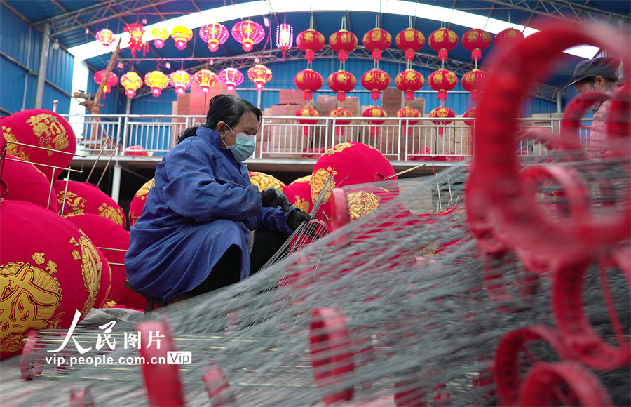 12月22日，贵州省黔东南苗族侗族自治州丹寨县金钟经济开发区一家灯笼厂，工人在制作灯笼。