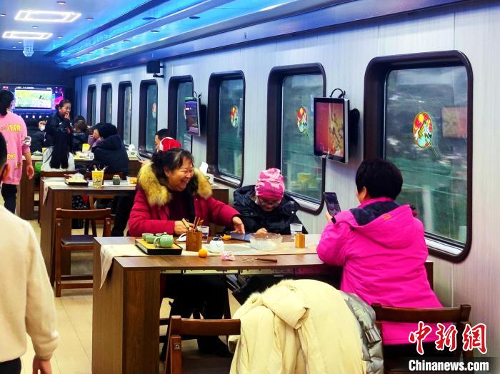 列车内，乘客正在体验休闲活动。　中国铁路西安局集团有限公司供图