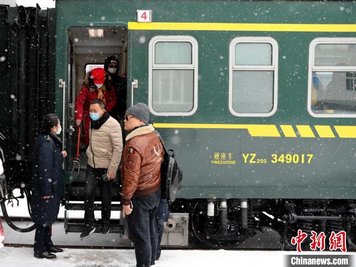 陕西首趟“冰雪游过大年”定制服务列车开行。　中国铁路西安局集团有限公司供图