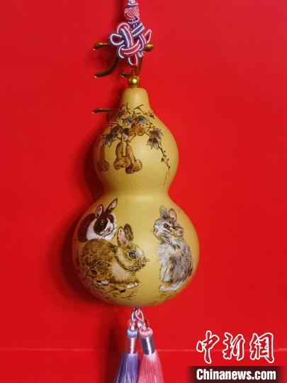 西安葫芦雕刻艺人梁平安创作的兔年葫芦作品。　受访者供图