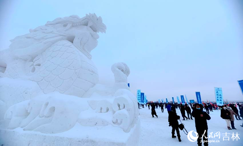 “燕清古韵 龙湖新醉”二龙湖冰雪渔猎文化节现场。人民网 马俊华摄
