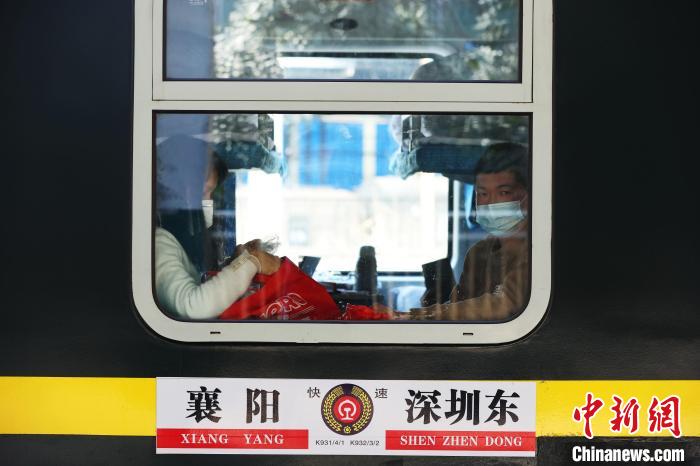 旅客乘坐火车回家过年 陈龙 摄