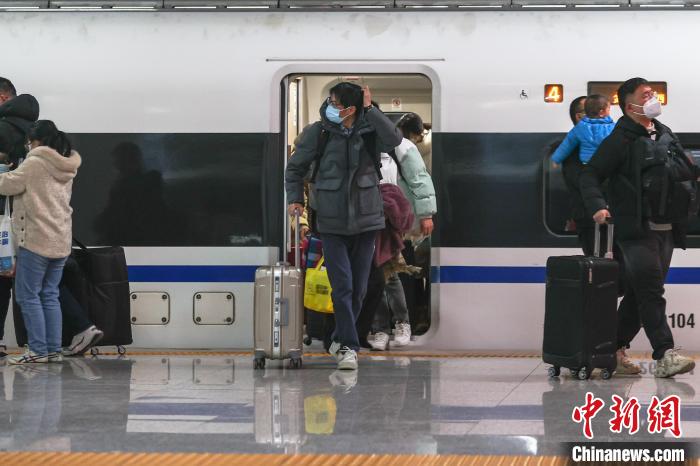 （新春走基层）南昌铁路迎来2023年春运返程客流高峰
