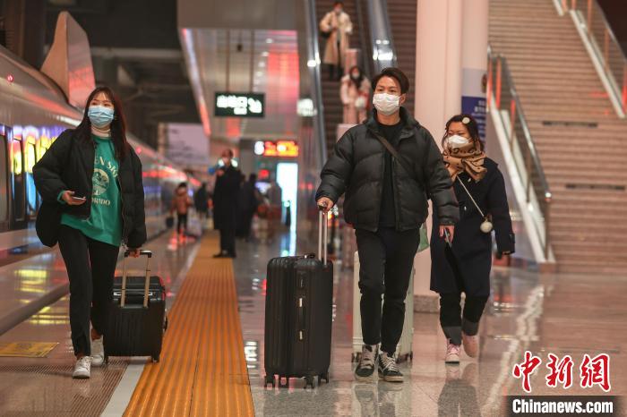 图为江西赣州西站，几位旅客携带行李从站台上走过。　刘力鑫 摄