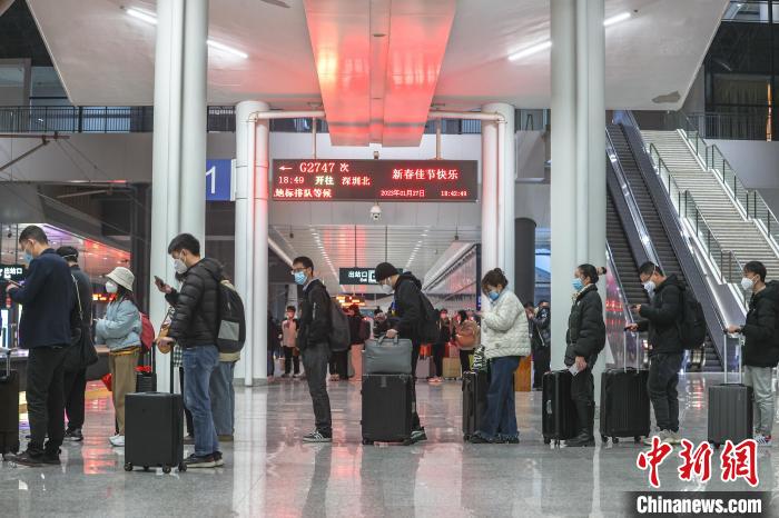 图为江西赣州西站，旅客有序排队等待乘车。　刘力鑫 摄