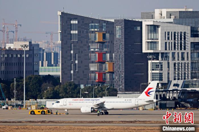 东航全球首架C919国产客机在虹桥机场准备兔年首飞。　殷立勤 摄